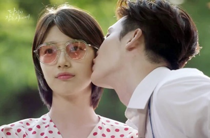 Lee Jong Suk Pamer Syuting 'WYWS' di Pantai, Imutnya Suzy Lakukan Ini