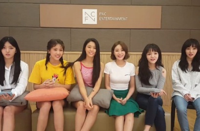Kompak Pakai Busana Kasual, AOA Ceria Sapa Fans di Jakarta
