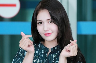 Pose Imut Pamer Jam Tangan, Jeon Somi Kembali Disindir Soal Minum Soju