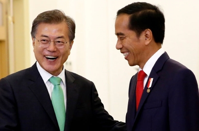 Bertemu Jokowi, Presiden Korsel Berikan Hadiah Ini untuk Kahiyang Ayu