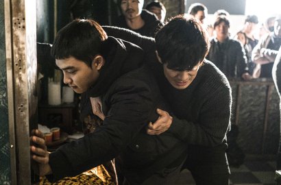 Tergeletak dengan Wajah Lebam, D.O. dan Shin Ha Kyun Kelelahan di Poster 'Room No.7'