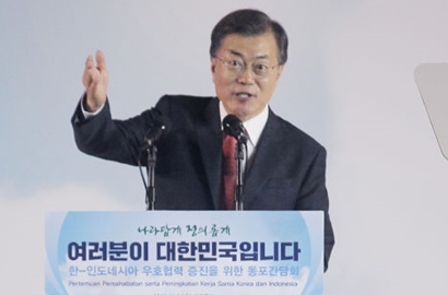 Presiden Moon Jae In Beri Kahiyang Ayu Album EXO Bertanda Tangan, Netter Korea Heboh