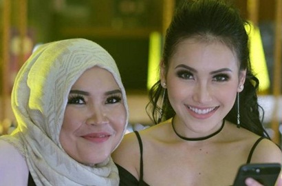 Gara-Gara Ajak Keluarga Makan Steak, Ibunda Ayu Ting Ting Malah Jadi Target Bully