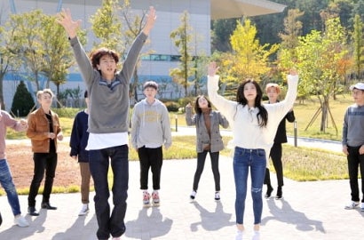 Heboh Nge-Dance Bareng Joy di 'RM', Kocaknya Lee Kwang Soo Sampai Injak HP