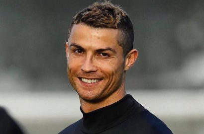 Dapat 7 Juta Like, Cristiano Ronaldo Ungkap Nama Anak Keempat Lewat Foto Ini