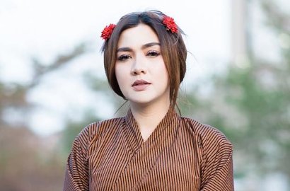 Bikin Sendiri, Baju Cantik Vicky Shu di Lamaran Syahnaz-Jeje Jadi Bahasan Netter