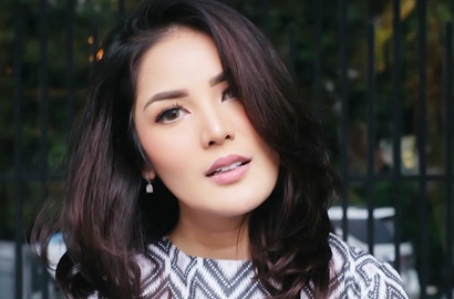 Gaya Pakaiannya Disindir Lagi, Nindy Balas dengan Tulis Ayat Alquran