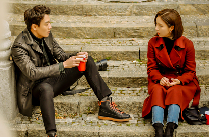 Hampir Lihat Kim Rae Won Telanjang, Shin Se Kyung Lari di Teaser 'Black Knight'