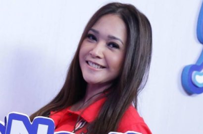 Kerennya Gaya Maia Estianty Duduk di Kursi Kontestan 'Indonesian Idol'
