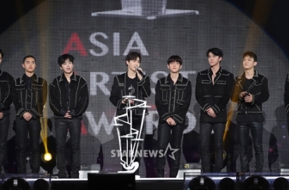 Raih 'Popularity Award' di AAA 2017, Hebohnya Reaksi EXO Hingga Cium Kepala D.O.