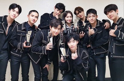 Pamer Piala dari AAA 2017, Visual EXO-Yoona Hingga SuJu di Foto Ini Bikin Netter Gila
