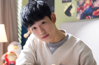 Ingatkan Nonton Final 'WYWS', Manisnya Senyum Jung Hae In Bikin Meleleh