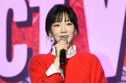 Pandu Acara Showcase Red Velvet, Tae Yeon Pamer Foto Unyu Bareng Irene Cs