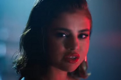 Umbar Belahan Dada, Selena Gomez Cantik dan Sensual di MV 'Wolves'