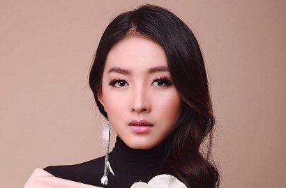 Dipotret Aliando, Natasha Wilona Pamer Tatapan Sendu di Atas Ranjang