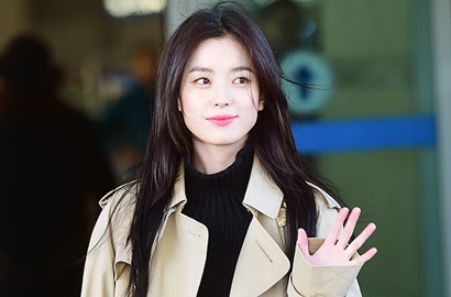 Tampil Boyish, Han Hyo Joo Tetap Cantik di Bandara Menuju Jepang