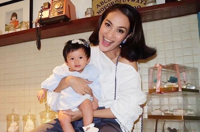 Pose Bersandar Sambil Bengong, Imutnya Anak Atiqah Hasiholan Mirip Boneka