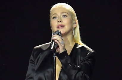 Christina Aguilera Memukau Nyanyikan 'I Will Always Love You' di AMA, Netter Nangis
