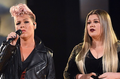 Pink - Kelly Clarkson Duet 'Everybody Hurts' di AMA 2017, Netter Kritik Hal Ini