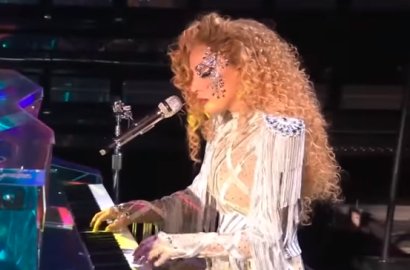 Seksi Abis, Lady GaGa Main Piano Hingga Ngedance Energik di AMA 2017
