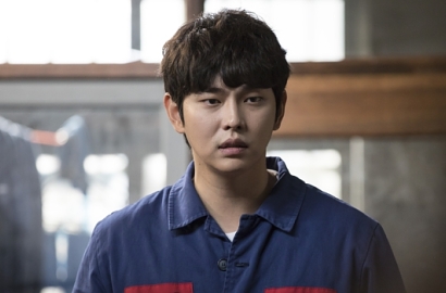 Ala Cover Komik, Kecenya Gaya Yoon Kyun Sang cs di Poster 'Doubtful Victory'