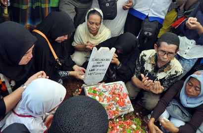 Isak Tangis Iringi Pemakaman Laila Sari, Sang Anak Lemas dan Hampir Pingsan