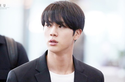 Usai Billboard, Jin BTS Kembali Bikin Netter Sedunia Heboh Lewat Penampilan di AMA 2017