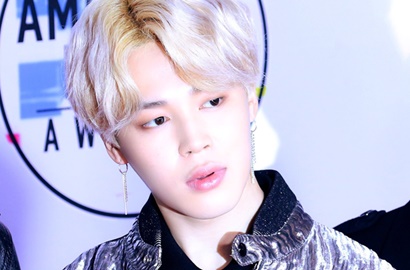 MC AMA Pegang-Pegang Jimin BTS, Netter Fokus Reaksi V