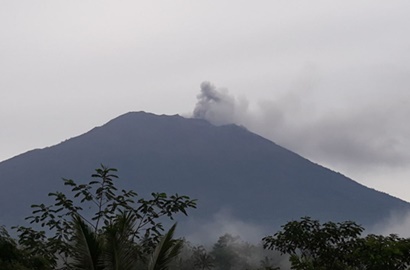 Meletus, Gunung Agung Keluarkan Abu dan Asap Tebal Hingga Setinggi 700 Meter