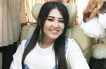 Foto Ibadah Umrah Via Vallen Bareng Keluarga Terlihat Aneh, Kenapa?