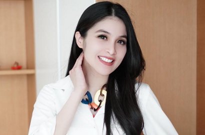 Cantik Serba Putih di Foto Ini, Bagian Tangan Sandra Dewi Bikin Netter Salfok