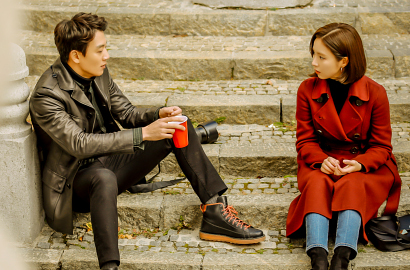 Mesranya Kim Rae Won Rangkul Shin Se Kyung di Poster 'Black Knight'