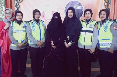 Umi Pipik Dikawal Polisi, Netter: Takut Dilabrak Seperti Jennifer Dunn?