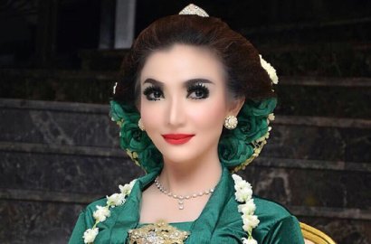 Hiii... Seram, Roro Fitria Ziarah Kubur Malam-Malam Pakai Kebaya