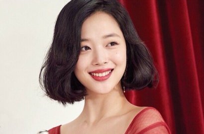 Sambut Natal Lebih Awal, Sulli Seksi Pamer Belahan Dada di Foto Ini