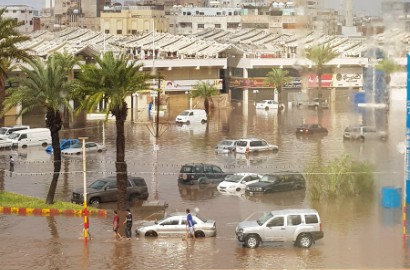 Wow, Seorang Wanita Asyik Berselancar di Tengah Banjir yang Melanda Jeddah
