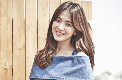 Bukan Joong Ki, Hye Kyo Ceria Foto Dirangkul Sahabat Prianya Ini