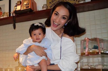 Bareng Putri Kecilnya, Gaya Atiqah Hasiholan Jalan-Jalan ke Pasar Dipuji Dian Sastro