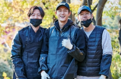 Kerennya Park Hae Jin cs dan Kru 'Four Men' Donasikan 3400 Briket Langsung ke Lokasi