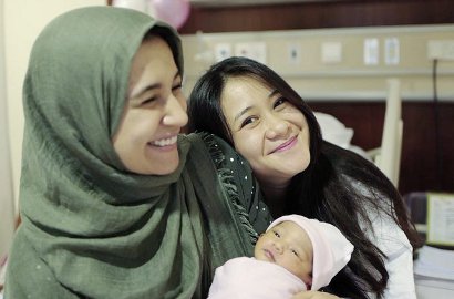Digendong Shireen Sungkar, Lucunya Bayi Ryana Dea Sadar Kamera saat Difoto