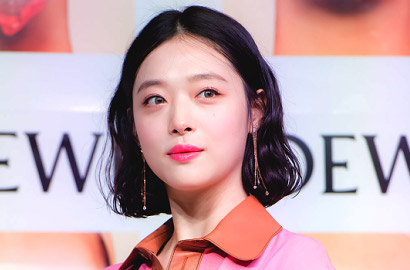 Iklankan Kacamata, Simak Foto-Foto Cantik Sulli di Singapura Ini