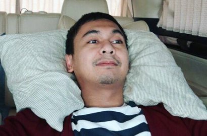 Raditya Dika Ngaku Kencan Sambil Pegangan Tangan, Melly Goeslaw: Sama Cowok Ya?