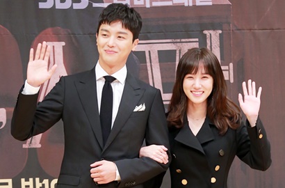 Perhatian, Yeon Woo Jin Keringkan Poni Rambut Park Eun Bin di 'Nothing to Lose'