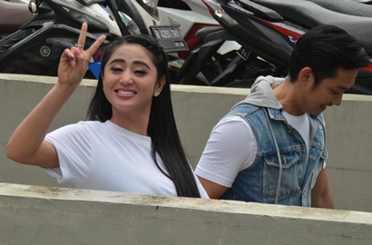 Musim Pelakor Gara-gara Jennifer Dunn, Dewi Persik Jadi Protektif terhadap Suami?