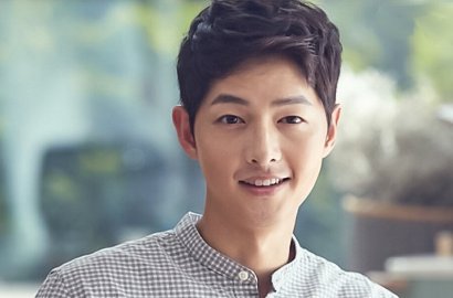 Pakai Kacamata, Gantengnya Song Joong Ki ke Hong Kong Untuk MAMA