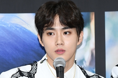 Suho Pakai Syal Mewah di Bandara Menuju MAMA, Netter: Gaya Oppa 90an