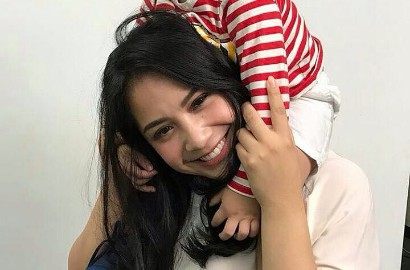 Nagita Banjir Pujian Pakai Lensa Kontak dan Pamer Pundak Seksi