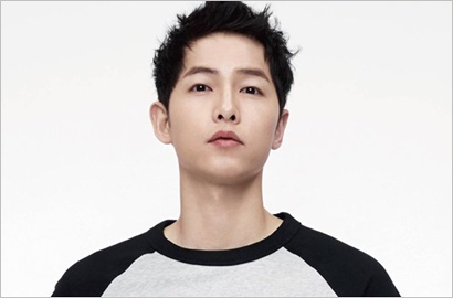 Tebar Senyum, Gantengnya Joong Ki Berangkat ke MAMA Hong Kong