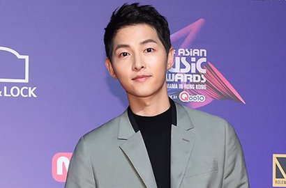 Ganteng di Red Carpet MAMA, Song Joong Ki Ungkap Nikmati Jadi Pengantin Baru