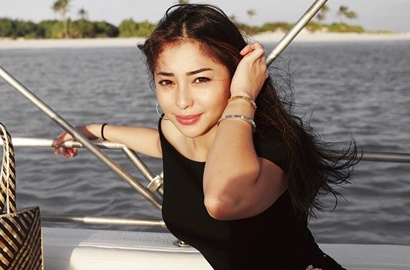 Menyelam di Laut, Celana Hingga Lekuk Tubuh Nikita Willy Jadi Sorotan